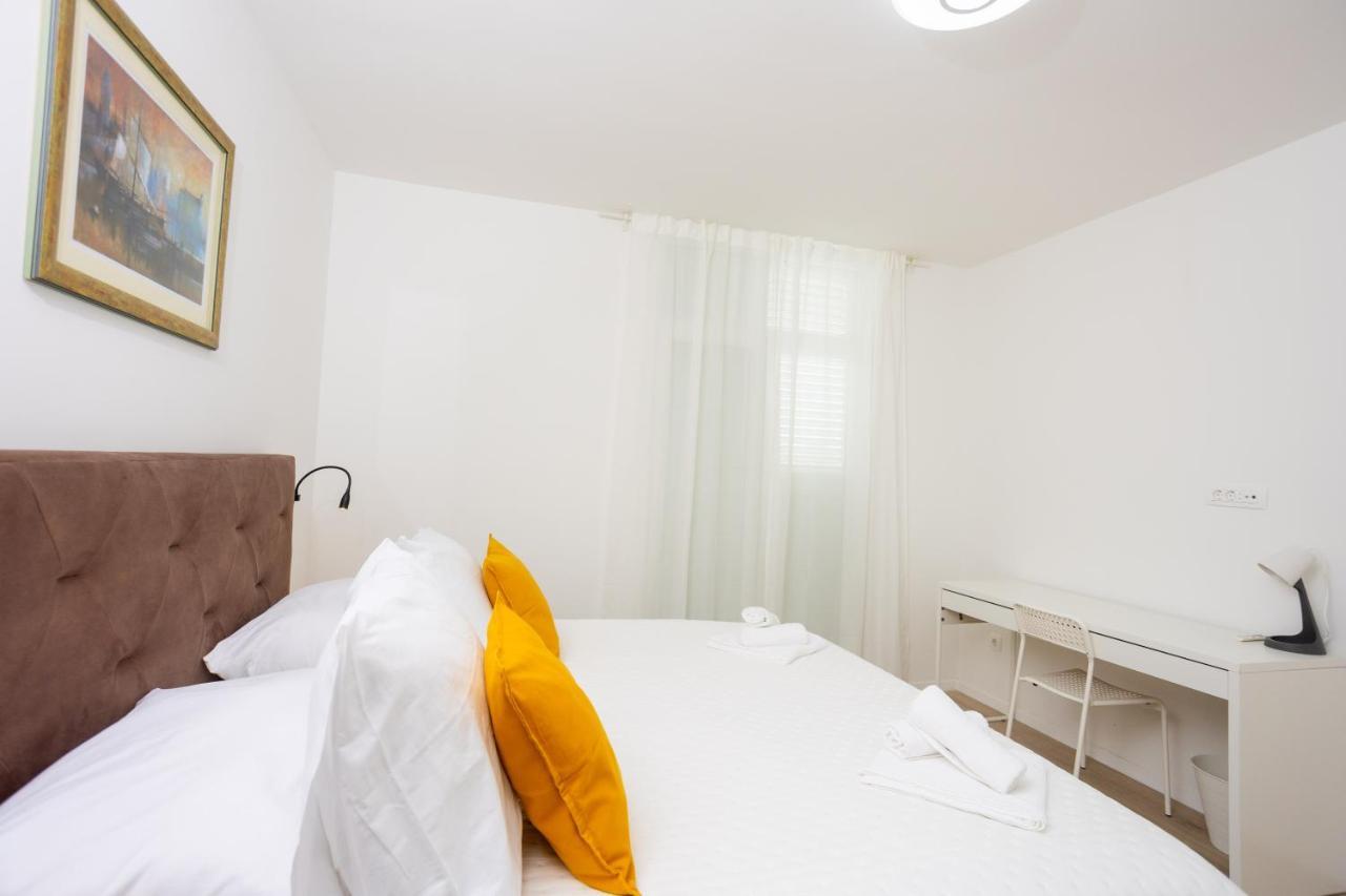 Miranda's Place * Split